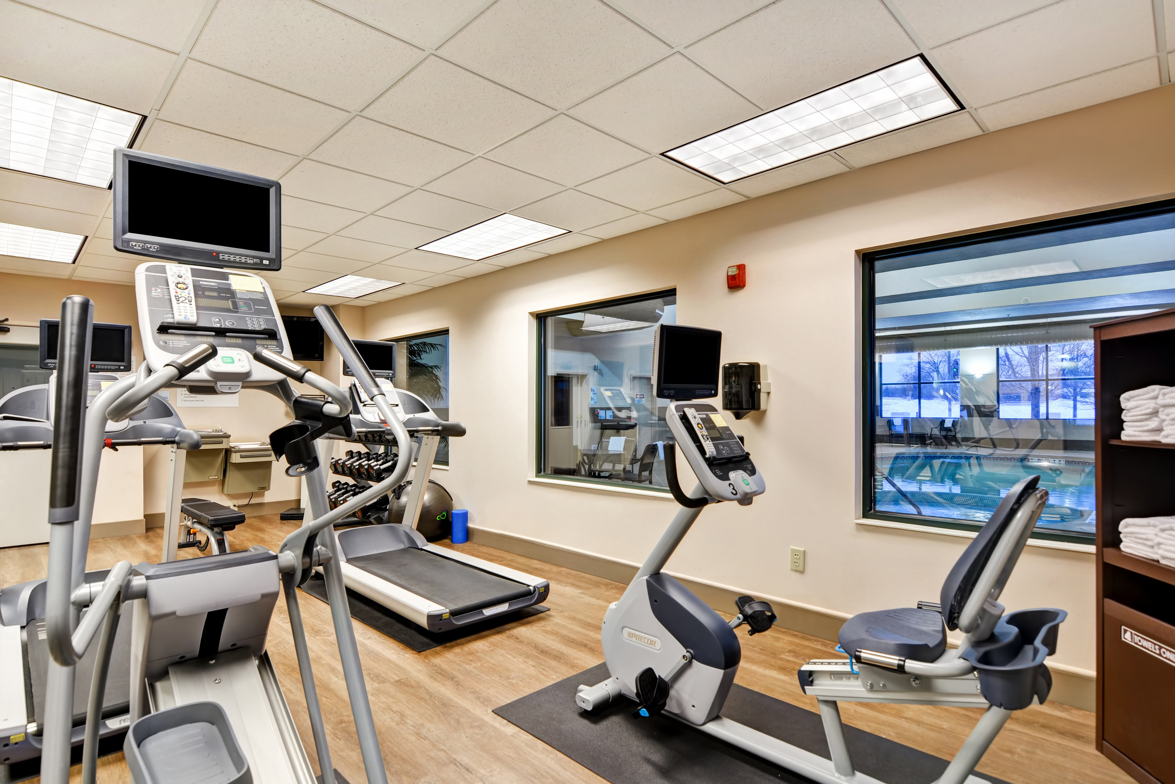 holiday inn express and suites new berlin by ihg