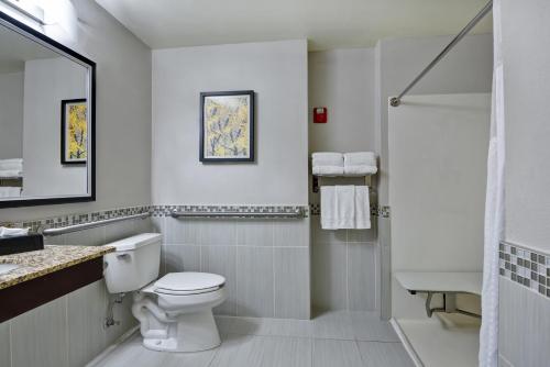 holiday inn express and suites new berlin by ihg