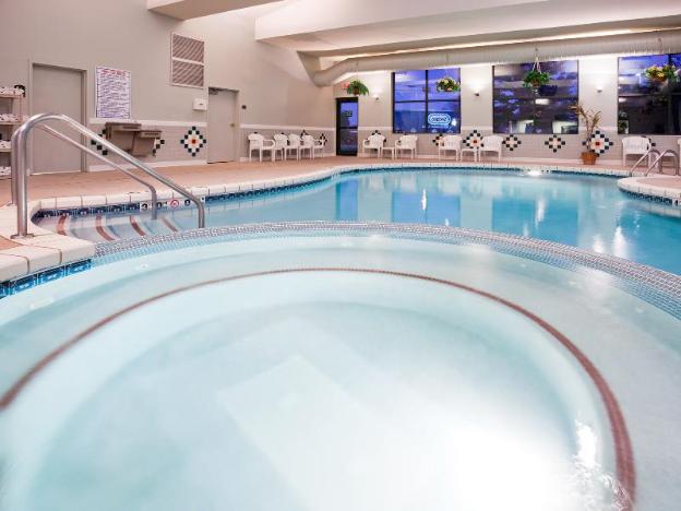 holiday inn express and suites new berlin by ihg