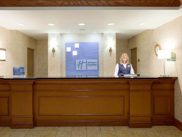 holiday inn express and suites new berlin by ihg