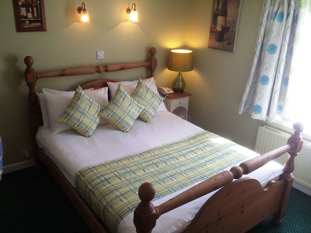 Hare & Hounds Newbury,,3 star