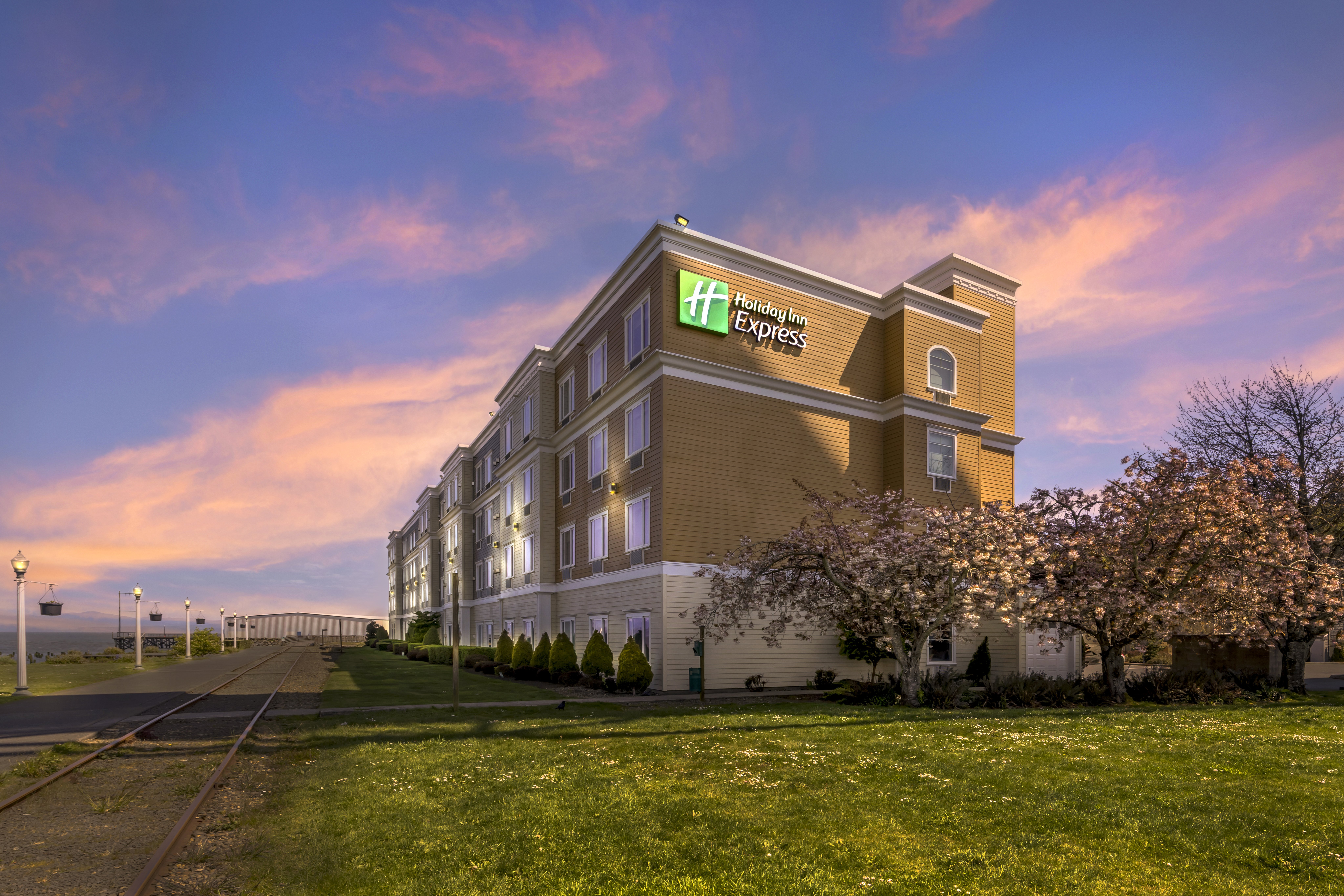 holiday inn express and suites astoria by ihg