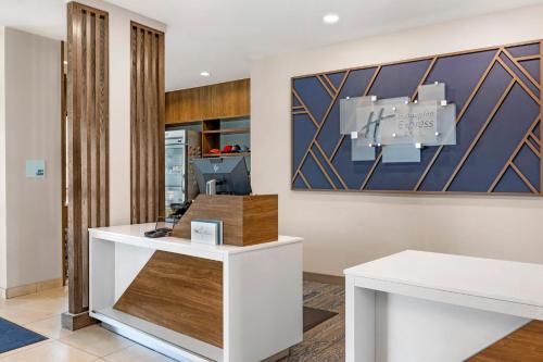 holiday inn express and suites astoria by ihg