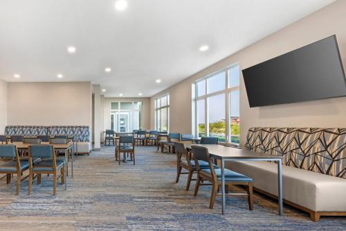 holiday inn express and suites astoria by ihg