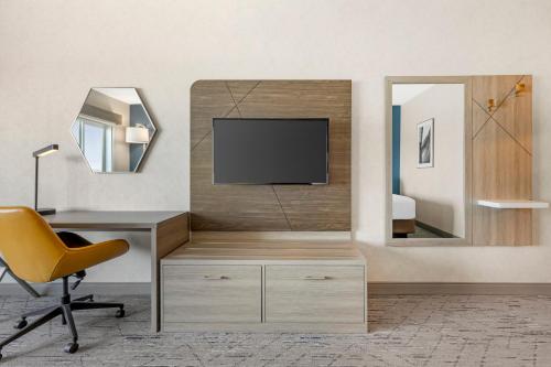 holiday inn express and suites astoria by ihg