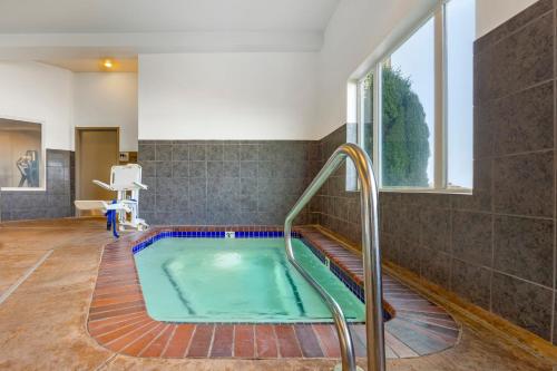 holiday inn express and suites astoria by ihg
