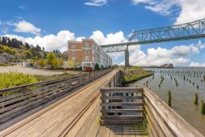holiday inn express and suites astoria by ihg