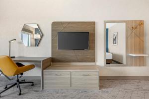 holiday inn express and suites astoria by ihg