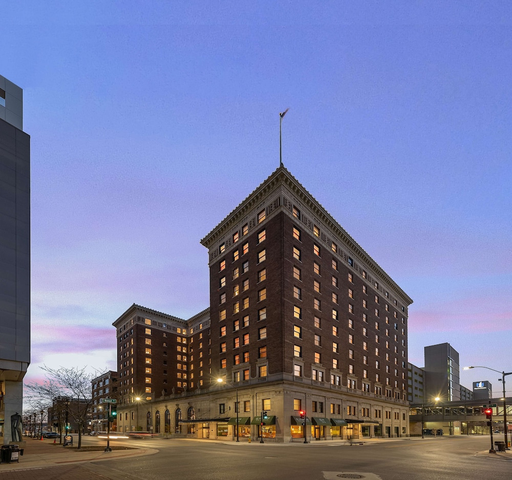 hotel fort des moines curio collection by hilton