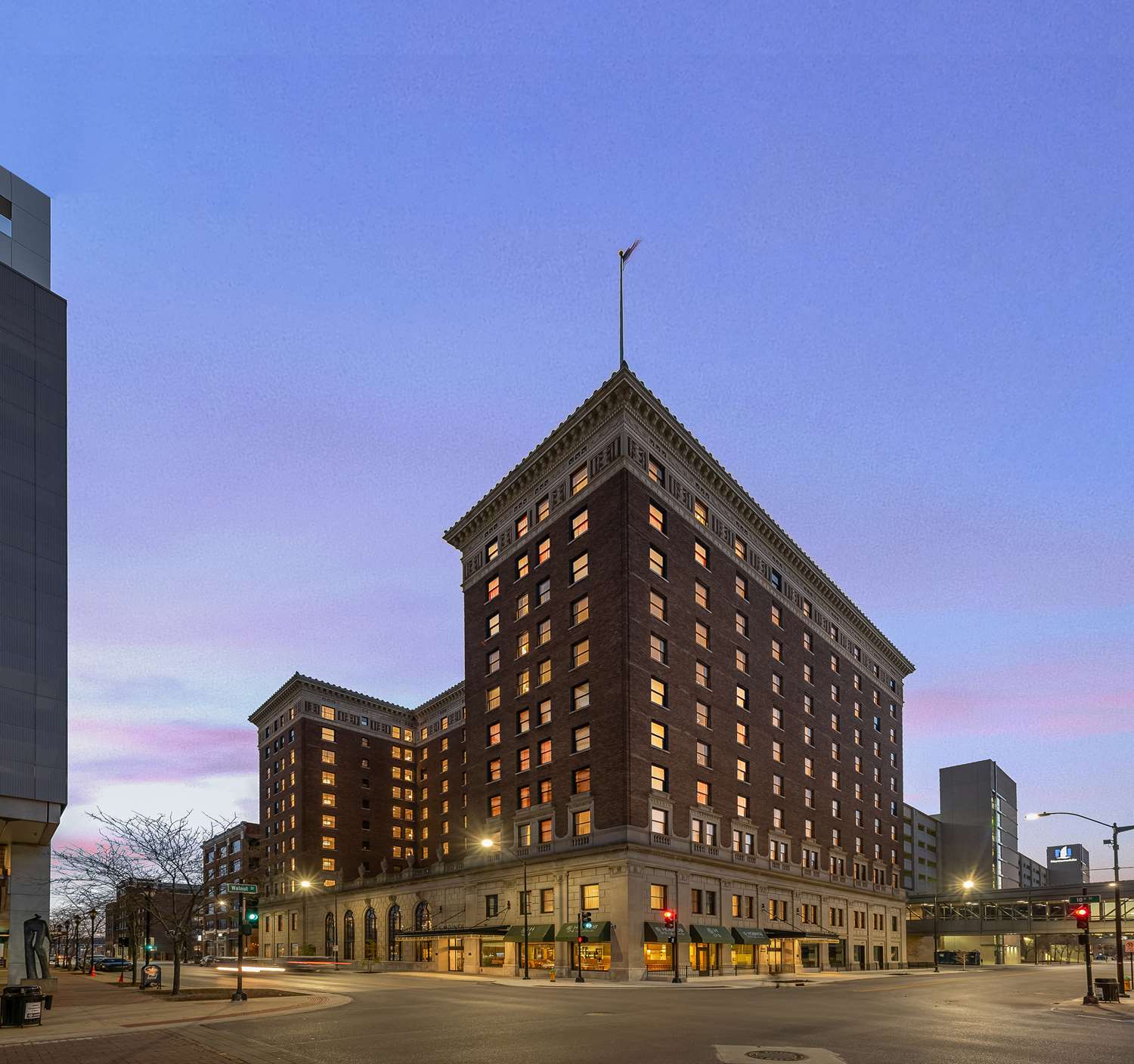 hotel fort des moines curio collection by hilton