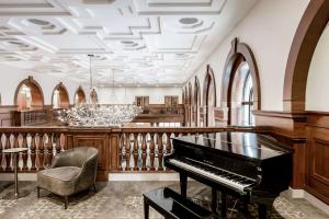 hotel fort des moines curio collection by hilton
