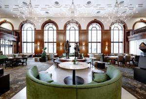 hotel fort des moines curio collection by hilton