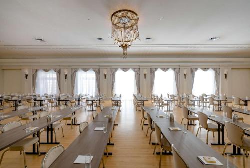 hotel fort des moines curio collection by hilton