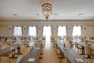hotel fort des moines curio collection by hilton