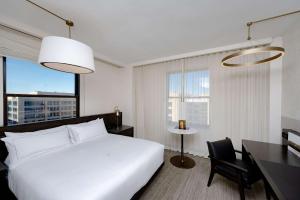 hotel fort des moines curio collection by hilton