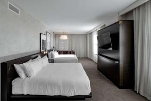 hotel fort des moines curio collection by hilton