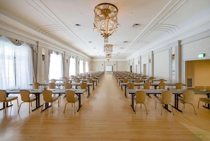 hotel fort des moines curio collection by hilton