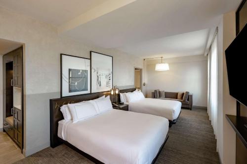 hotel fort des moines curio collection by hilton