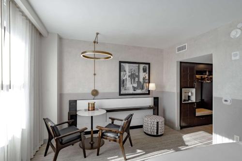 hotel fort des moines curio collection by hilton