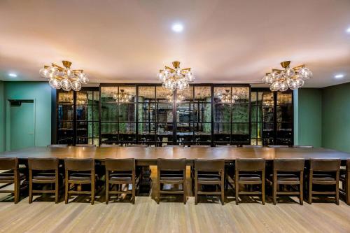 hotel fort des moines curio collection by hilton