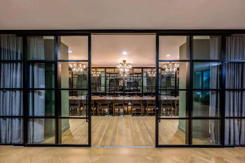 hotel fort des moines curio collection by hilton