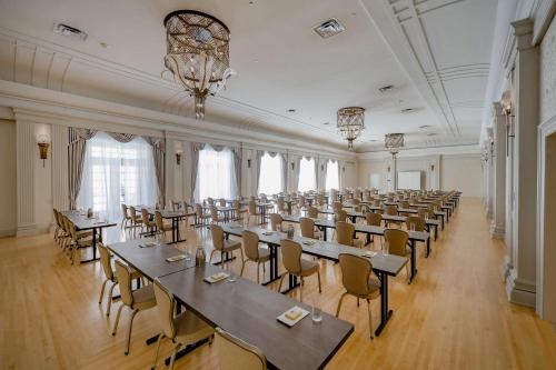 hotel fort des moines curio collection by hilton