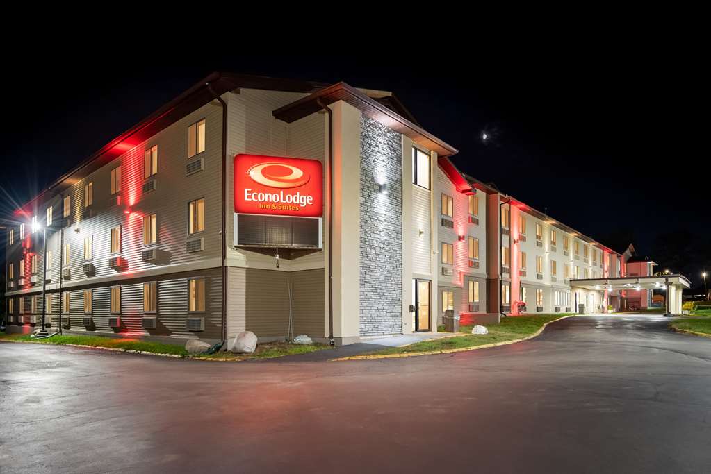 econo lodge inn and suites des moines merle hays road