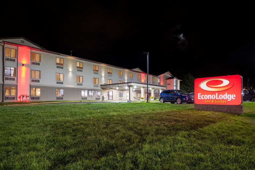 econo lodge inn and suites des moines merle hays road