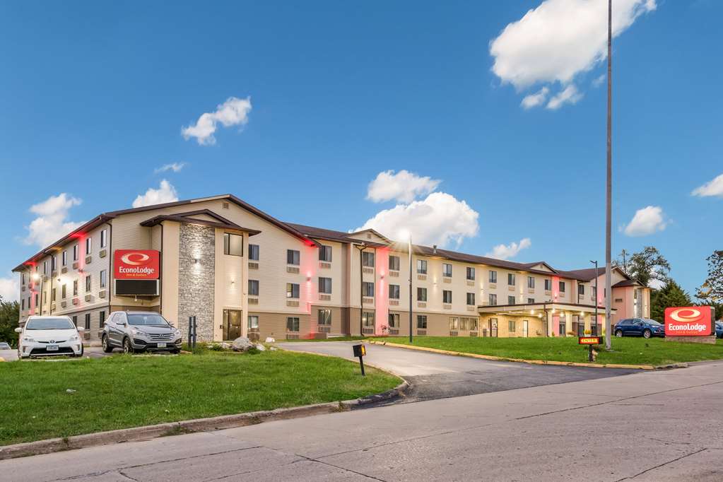 econo lodge inn and suites des moines merle hays road