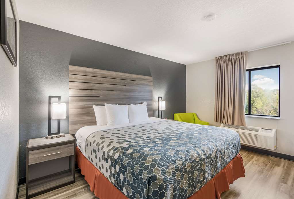 econo lodge inn and suites des moines merle hays road