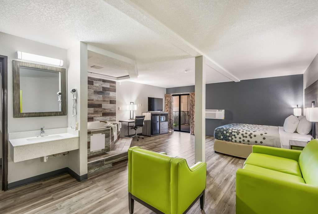 econo lodge inn and suites des moines merle hays road