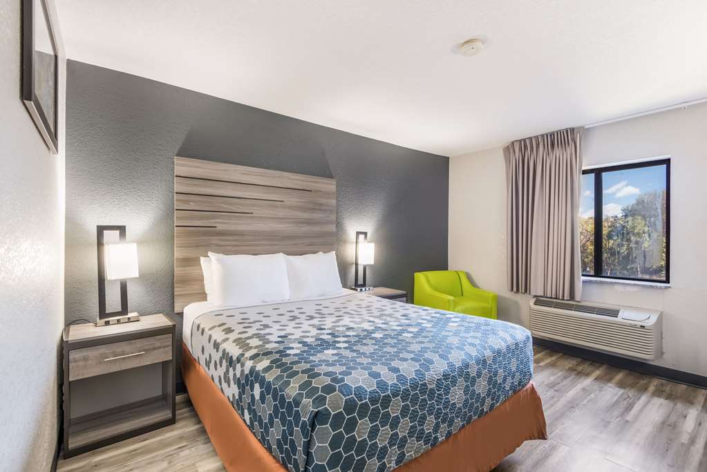 econo lodge inn and suites des moines merle hays road