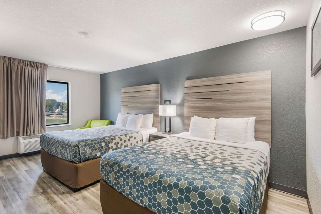 econo lodge inn and suites des moines merle hays road