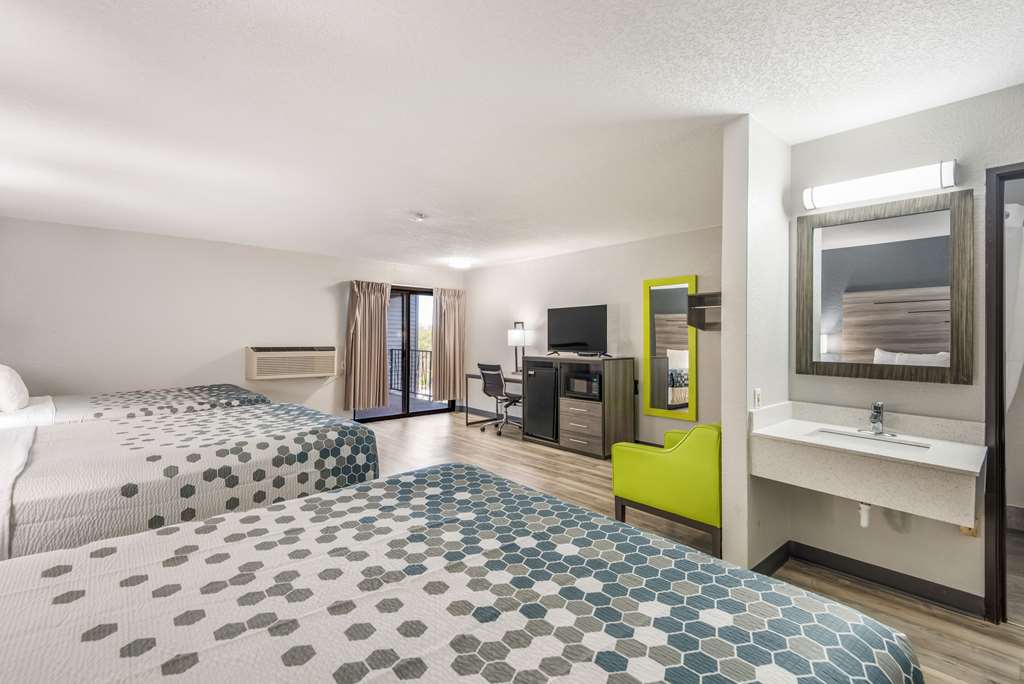 econo lodge inn and suites des moines merle hays road