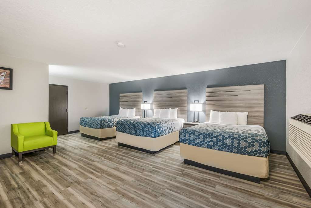 econo lodge inn and suites des moines merle hays road