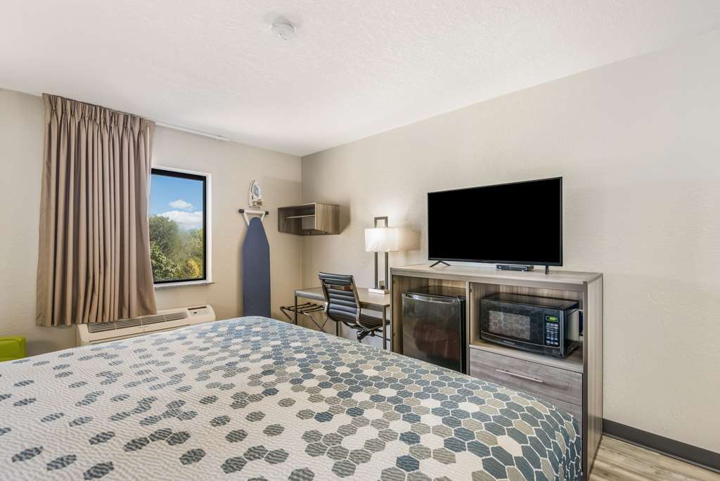 econo lodge inn and suites des moines merle hays road