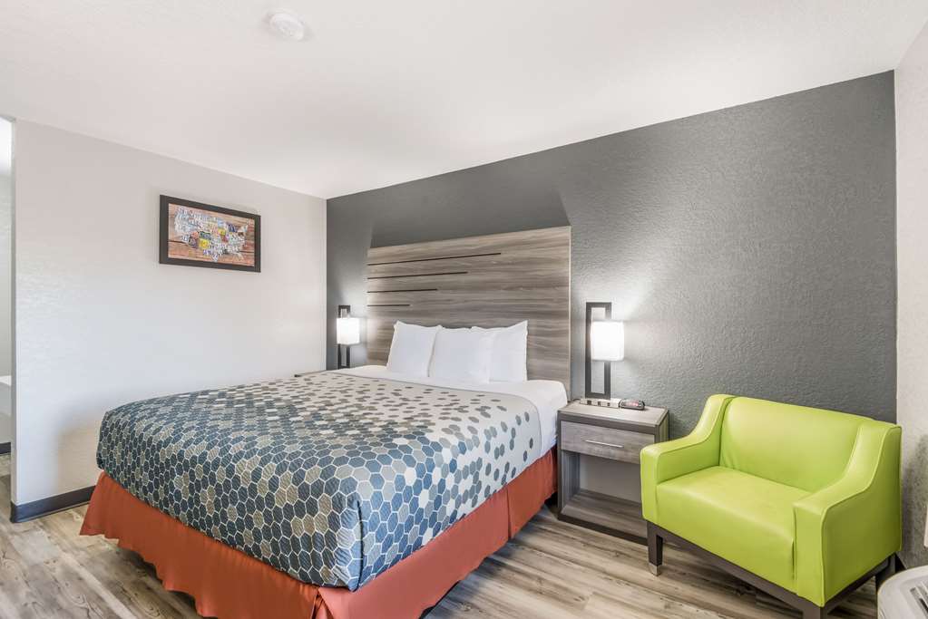 econo lodge inn and suites des moines merle hays road