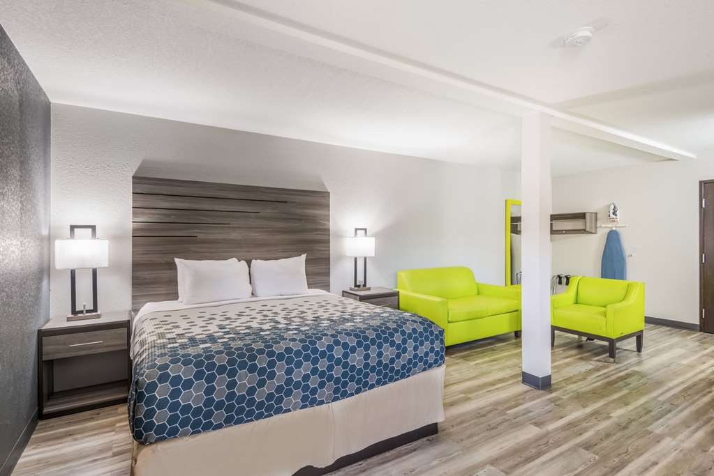 econo lodge inn and suites des moines merle hays road