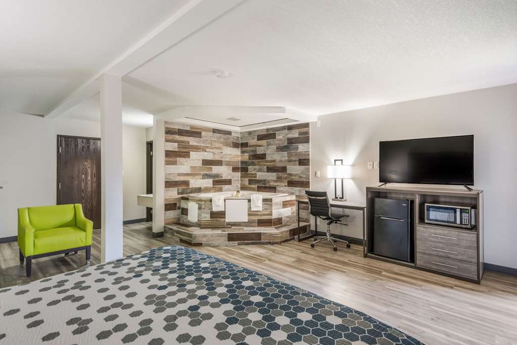 econo lodge inn and suites des moines merle hays road