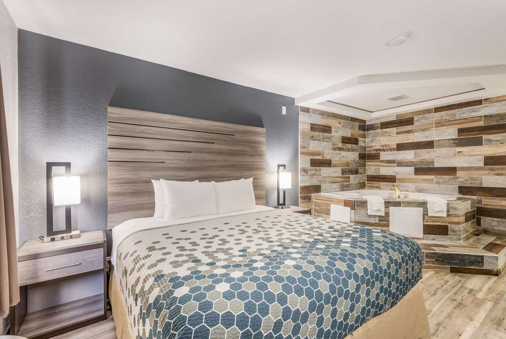 econo lodge inn and suites des moines merle hays road