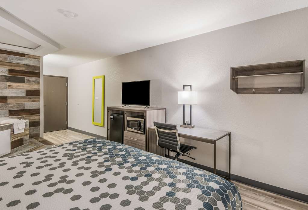 econo lodge inn and suites des moines merle hays road