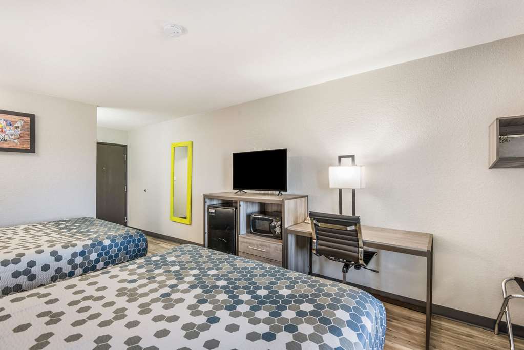 econo lodge inn and suites des moines merle hays road