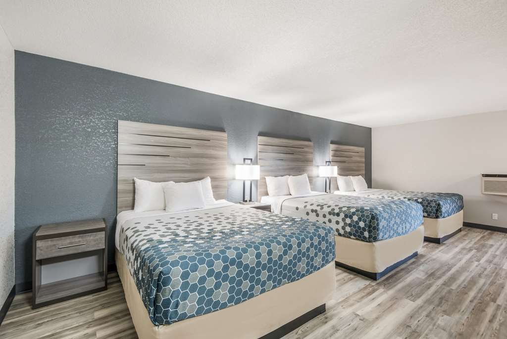 econo lodge inn and suites des moines merle hays road