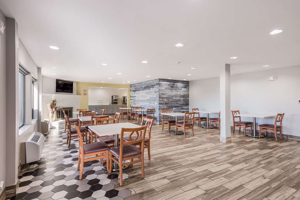 econo lodge inn and suites des moines merle hays road