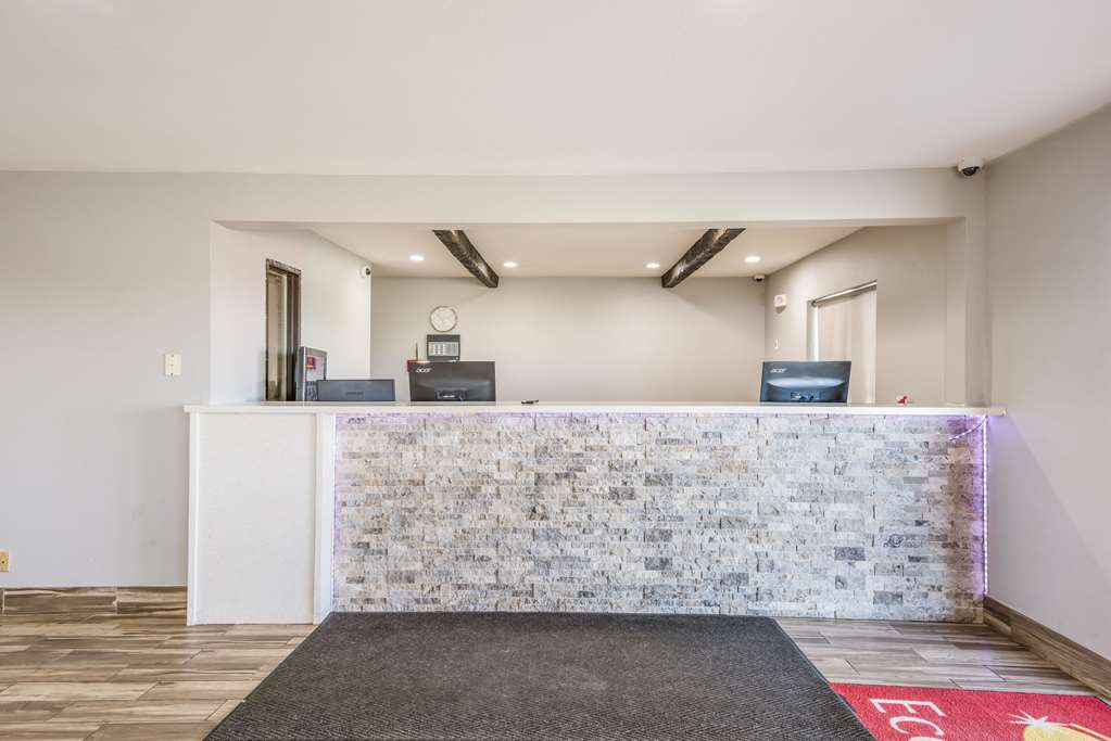 econo lodge inn and suites des moines merle hays road