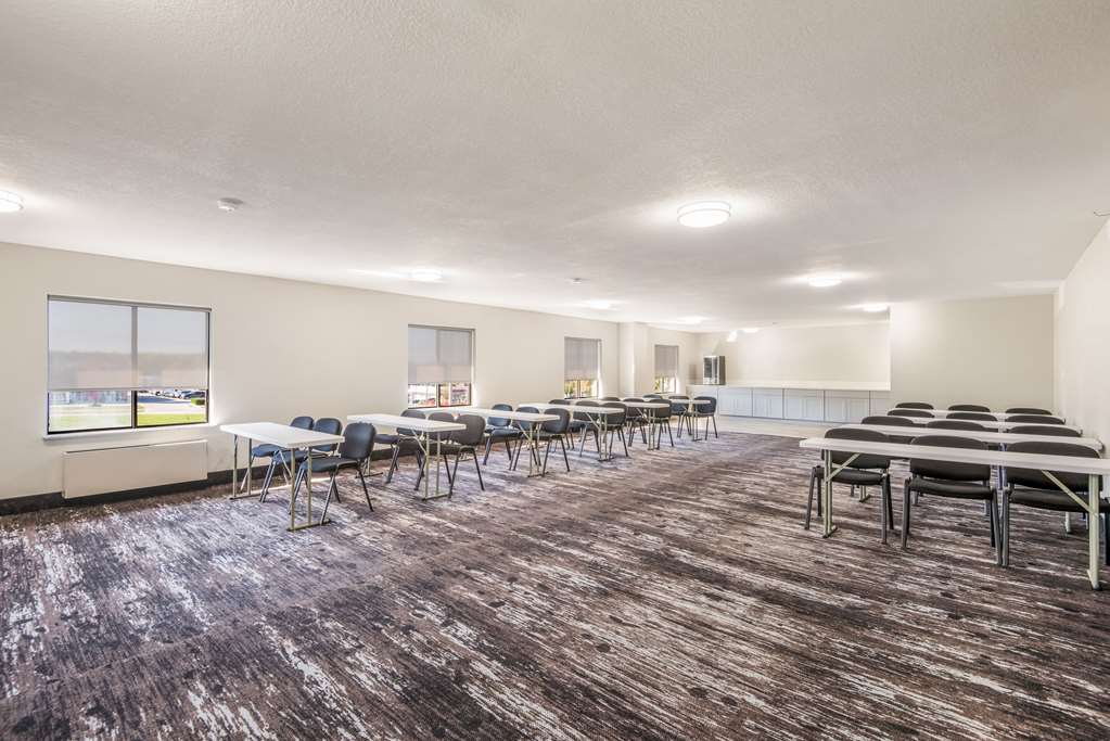 econo lodge inn and suites des moines merle hays road