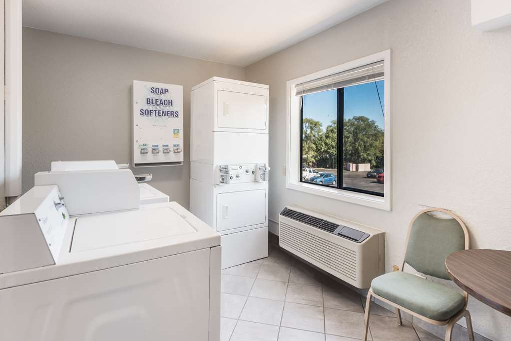 econo lodge inn and suites des moines merle hays road