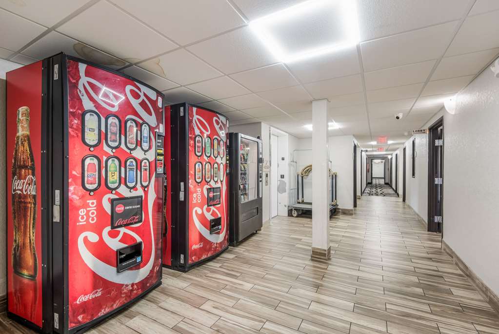 econo lodge inn and suites des moines merle hays road