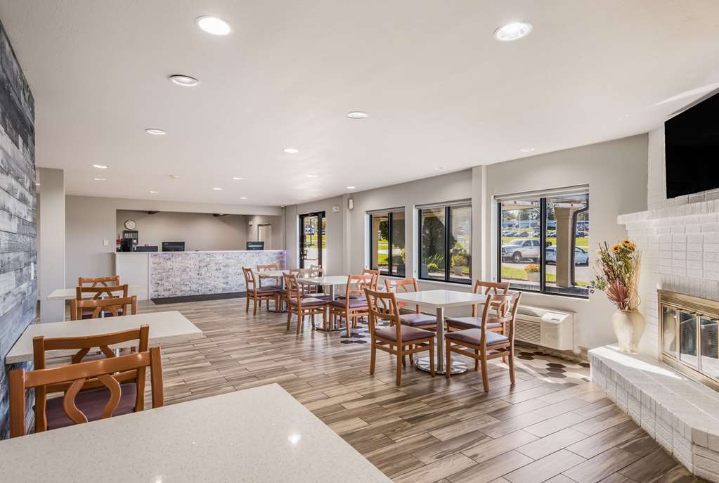 econo lodge inn and suites des moines merle hays road