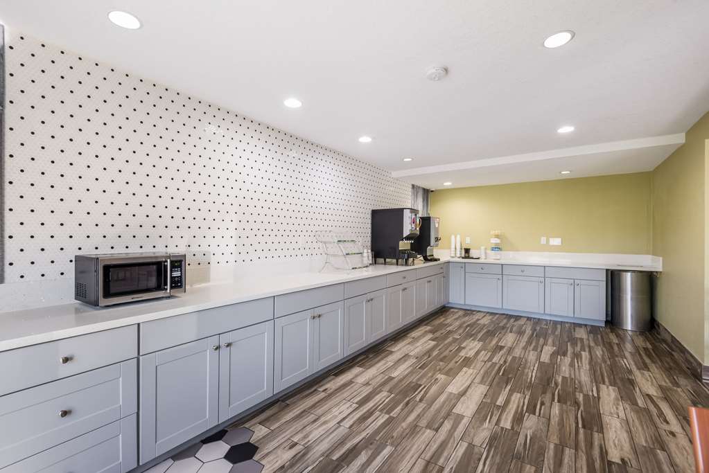 econo lodge inn and suites des moines merle hays road